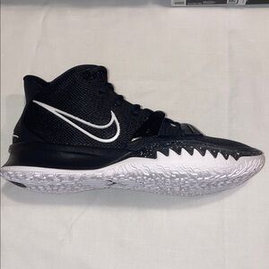 NWOT Nike Women’s black basketball shoes